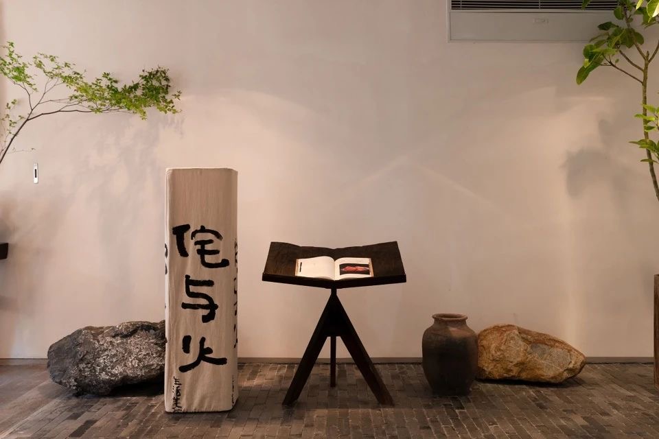 詫寂風(fēng)與煙火氣  詫與火特色餐廳裝修設(shè)計(jì)案例(圖1)